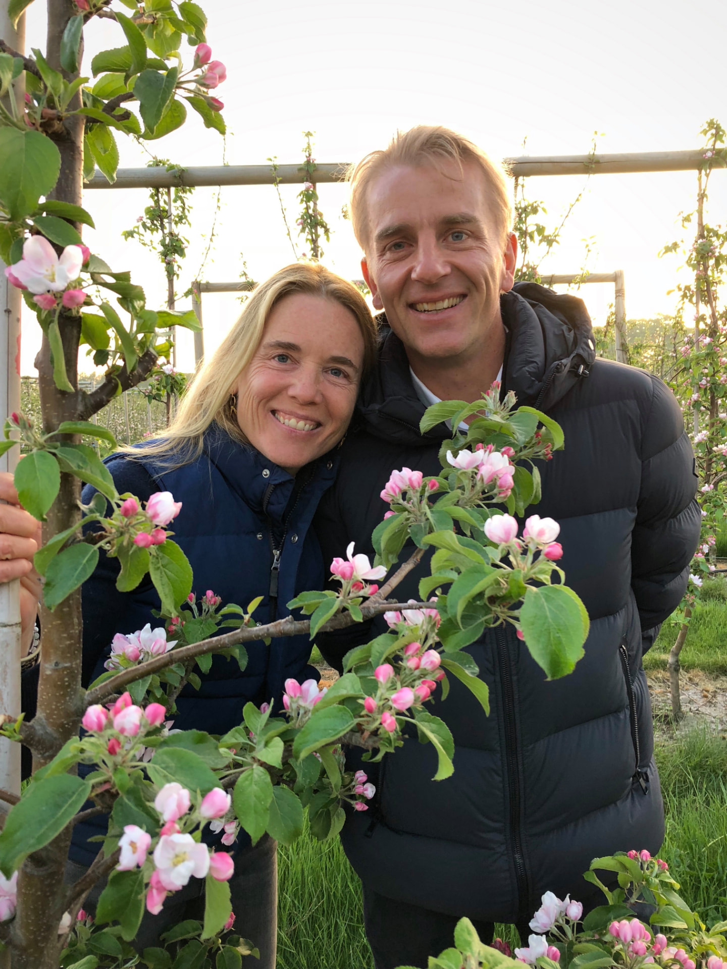 Jan och Catherine Ehrensvärd i den blommande äppelodlingen på Tosterup