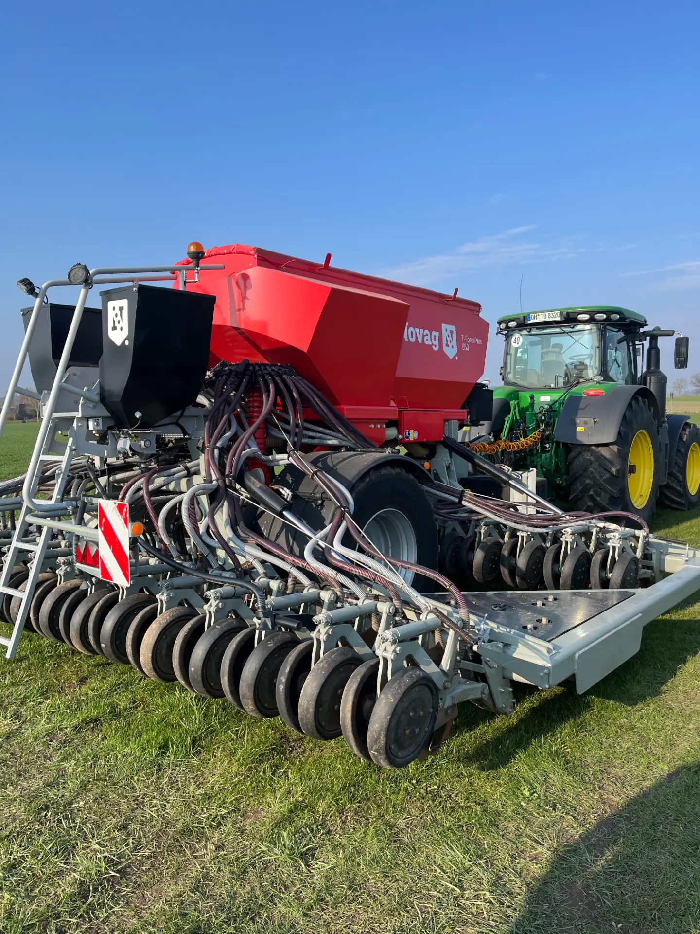 Novag direktsåmaskin dragen av traktor på Tosterups fält
