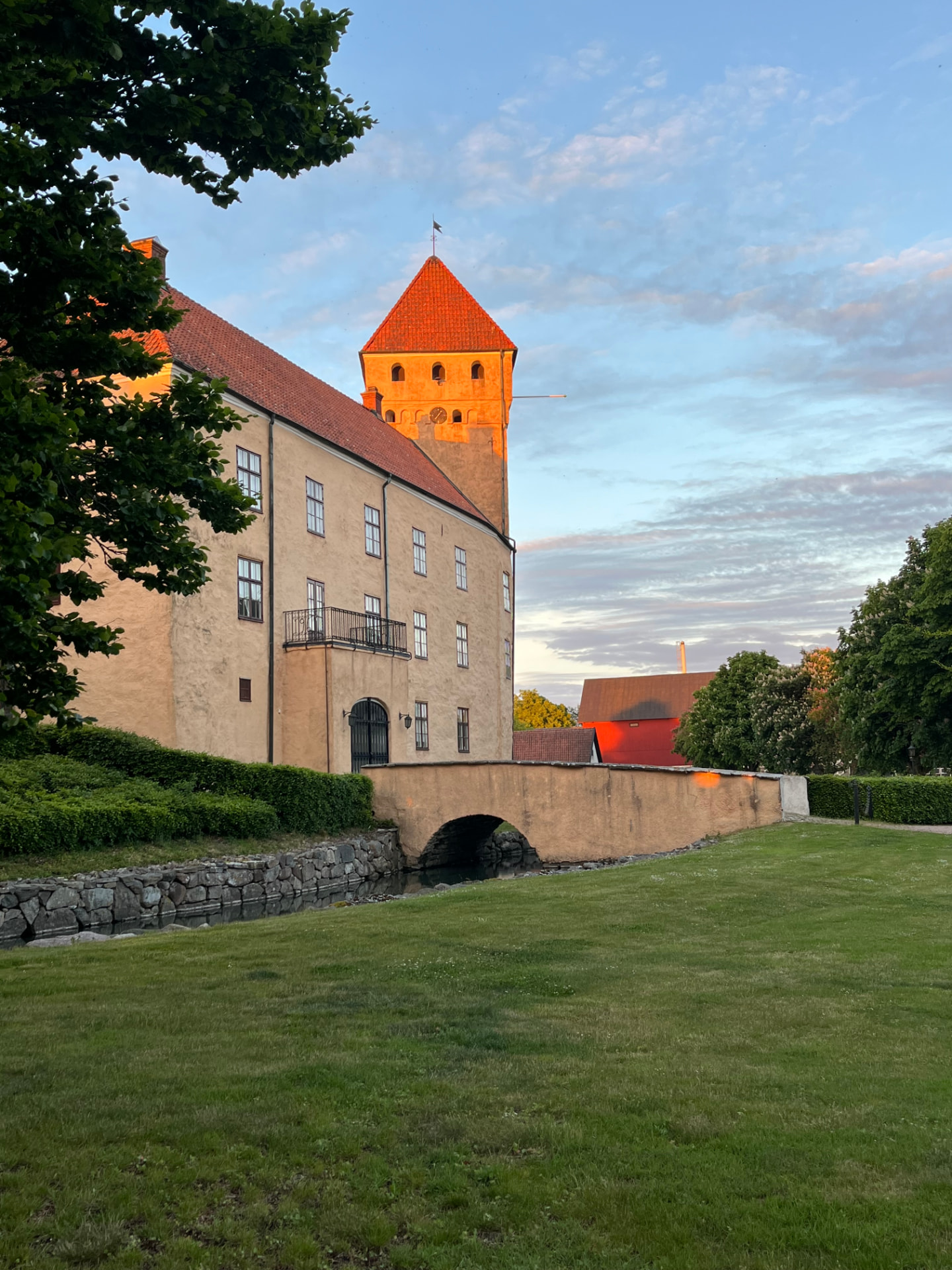 Tosterups slott med borgtornet i kvällssol bakom vallgraven