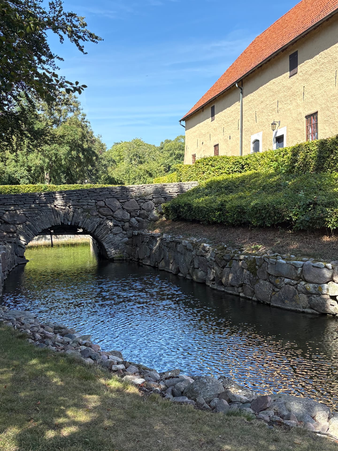 Stenbron över vallgraven vid Tosterups slott en sommardag