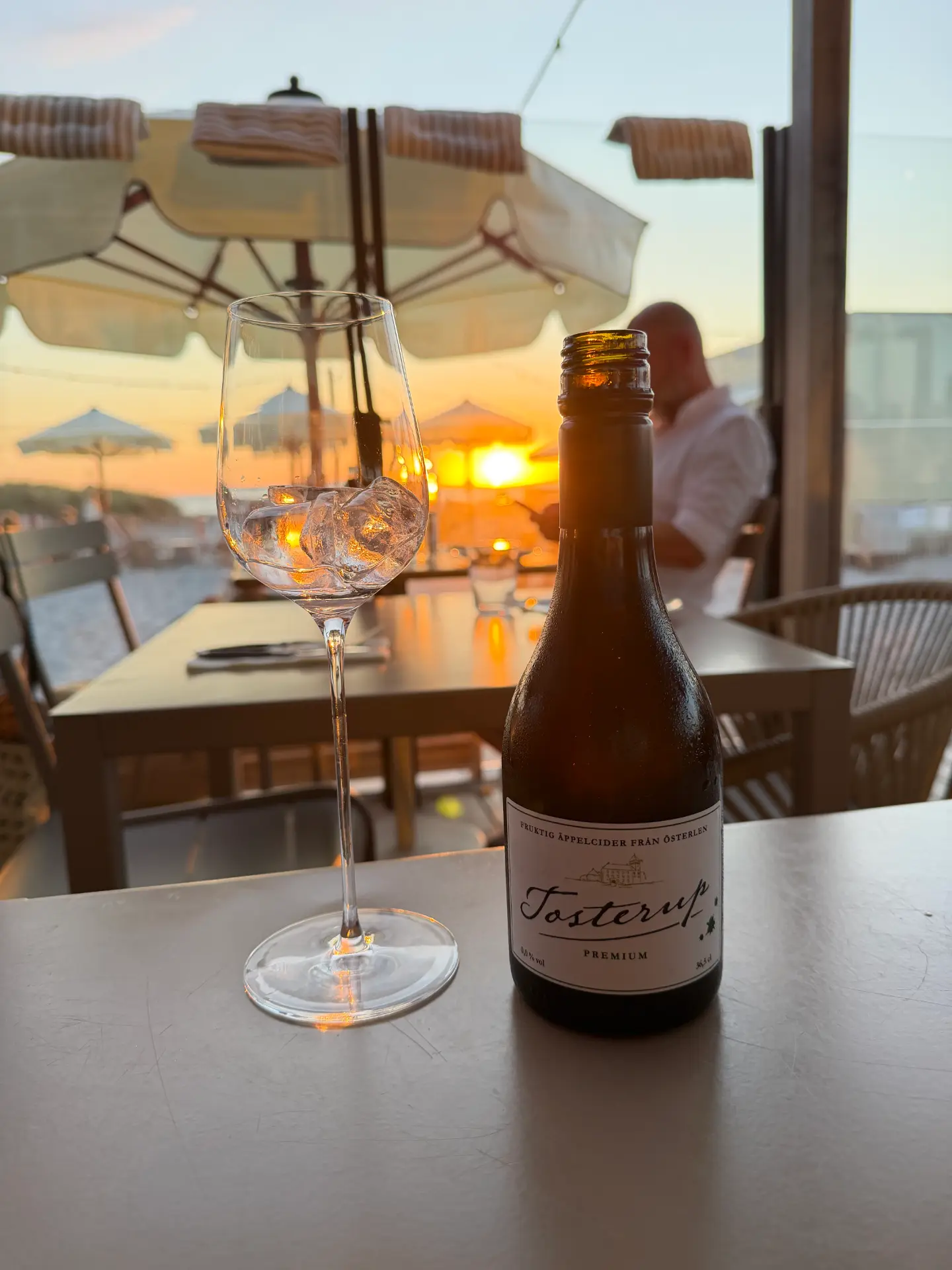 Flaska Tosterup Premium äppelcider  i solnedgången på Badhyttens restaurang i Skanör